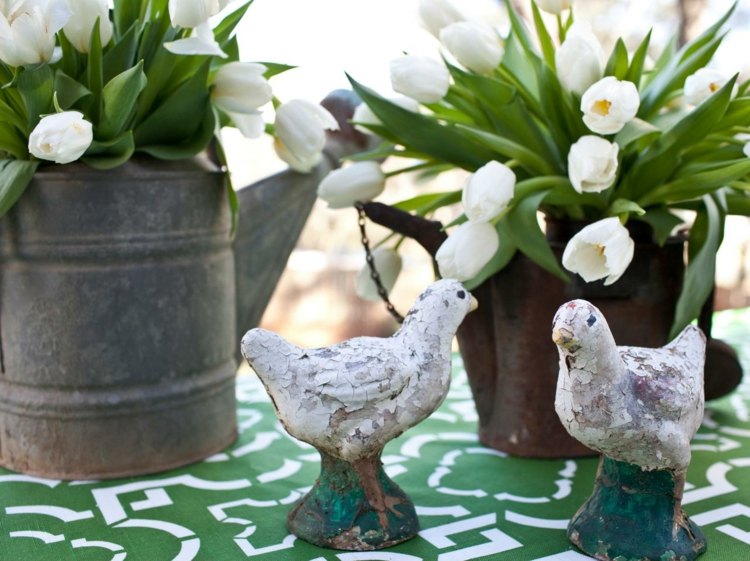 vattenkanna vas vårdekorationer tulpaner vita kycklingar