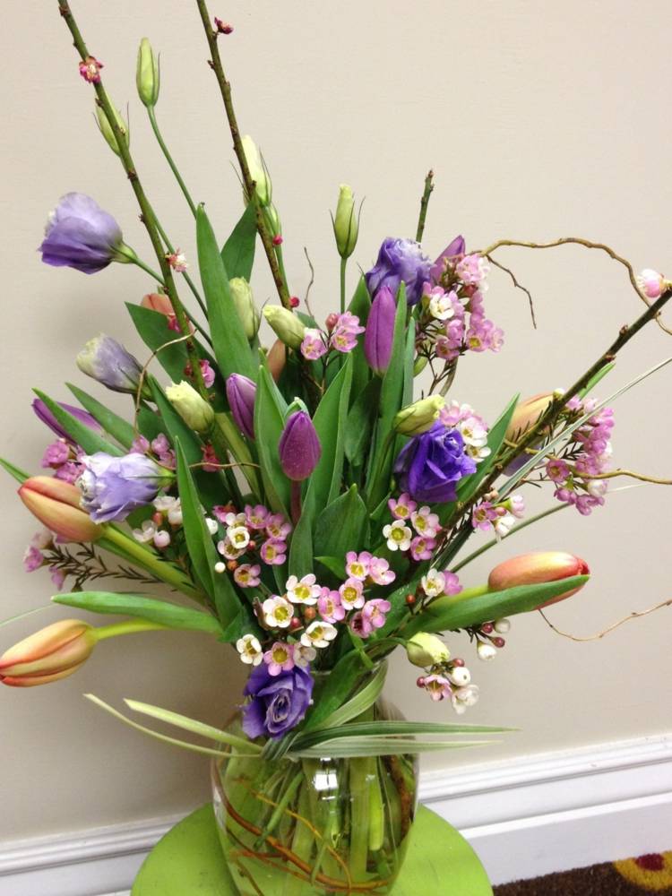 vårvas dekorera tulpaner arrangemang blommor idé