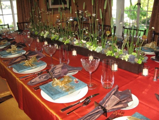 Matbord bordsduk-röda blomsterarrangemang-ordna festliga dekorera