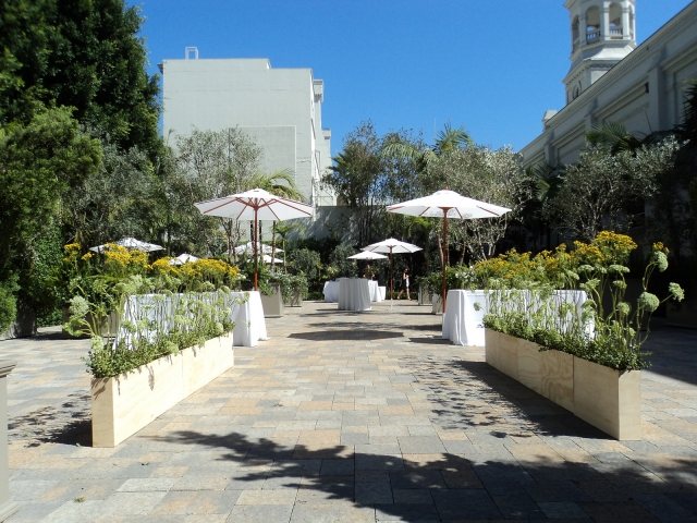 Solig terrass som täcker parasoll med parasoll