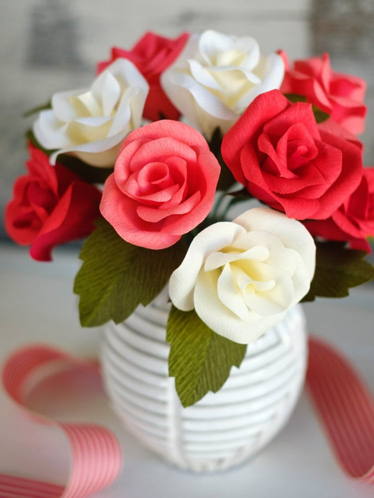 Gör rosor av crepe -papper för vackra konstgjorda blomsterbuketter