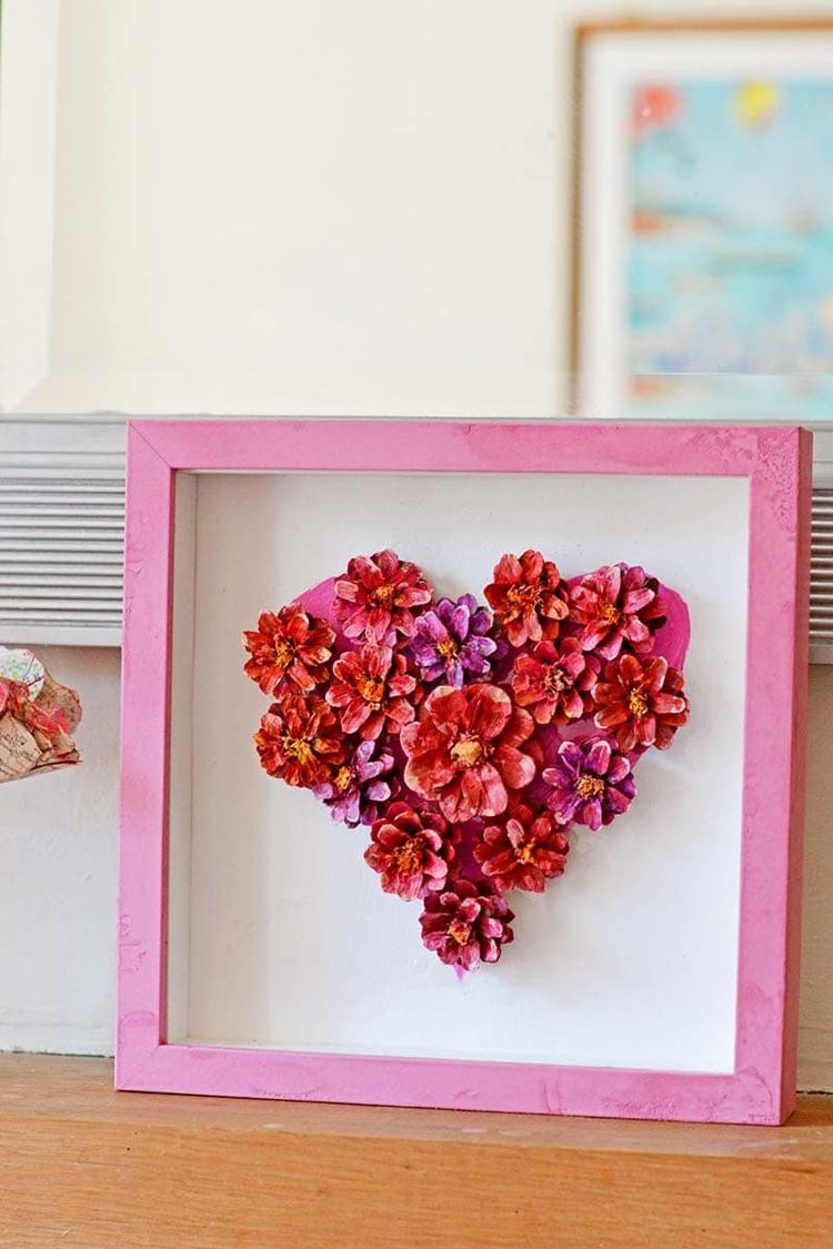 Hjärta av tallkottar i en bildram dekoration idé