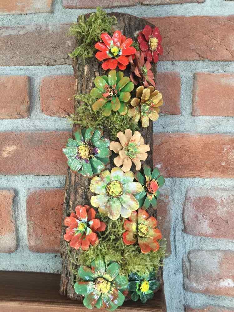 Hemmagjord höstdekoration med blommor på en trädstam