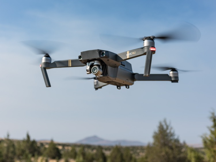 högteknologisk drönare utrustad med en kamera flyger över växter i det fria