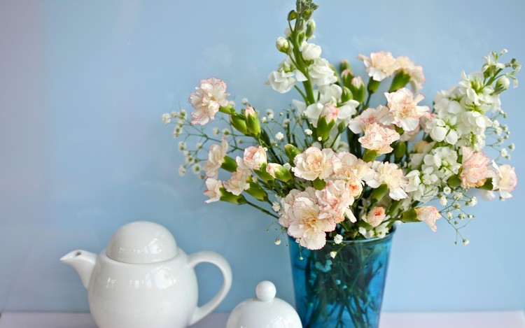 blomma-dekoration-vår-nejlikor-gypsophila-blå-glas-vas