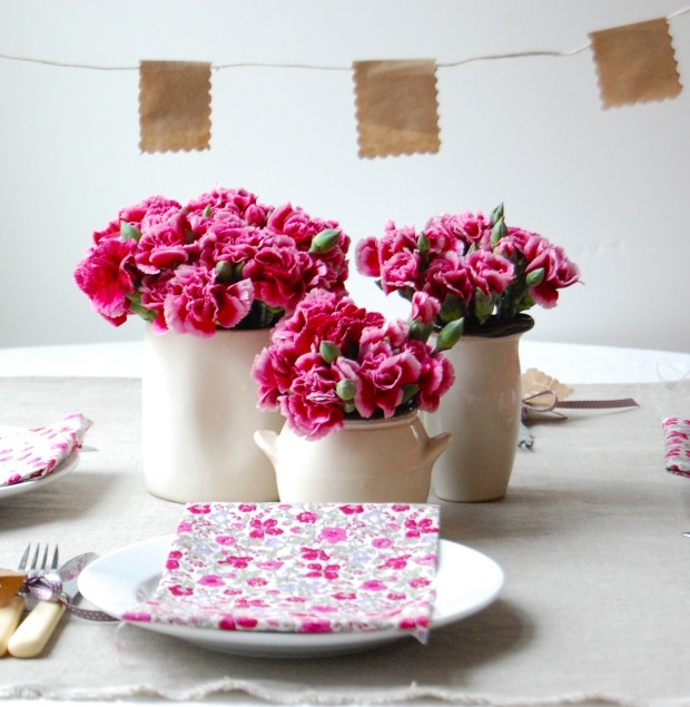 nejlikor blommor deco vårrosa bord porslin rätter
