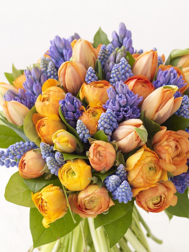 blomma dekoration vårbukett ranunculus druva hyacinter