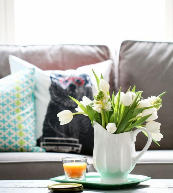 Blomma dekoration i våren vardagsrum bord vita tulpaner