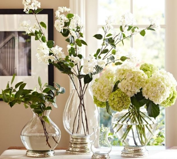 blommor dekoration vårarrangemang grenar hortensior glasvaser