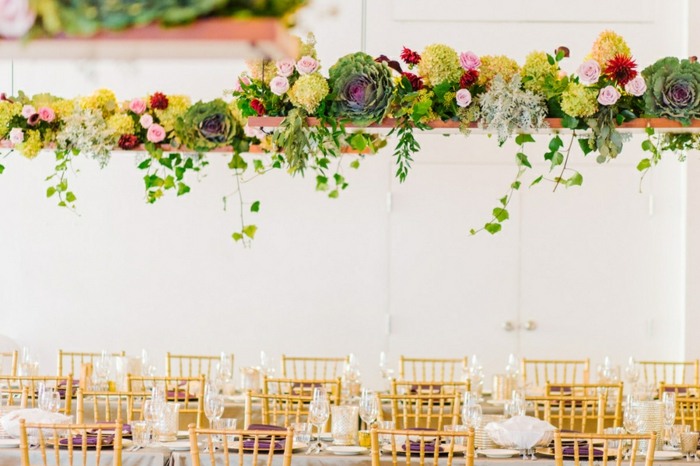 bröllopsdekoration hängande blommor grön färgstark romantisk