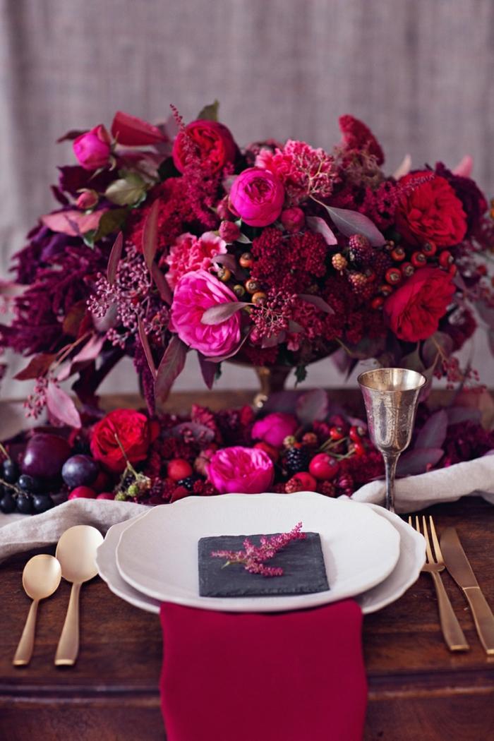 blomma dekoration för bröllop röd bordeaux lila idé