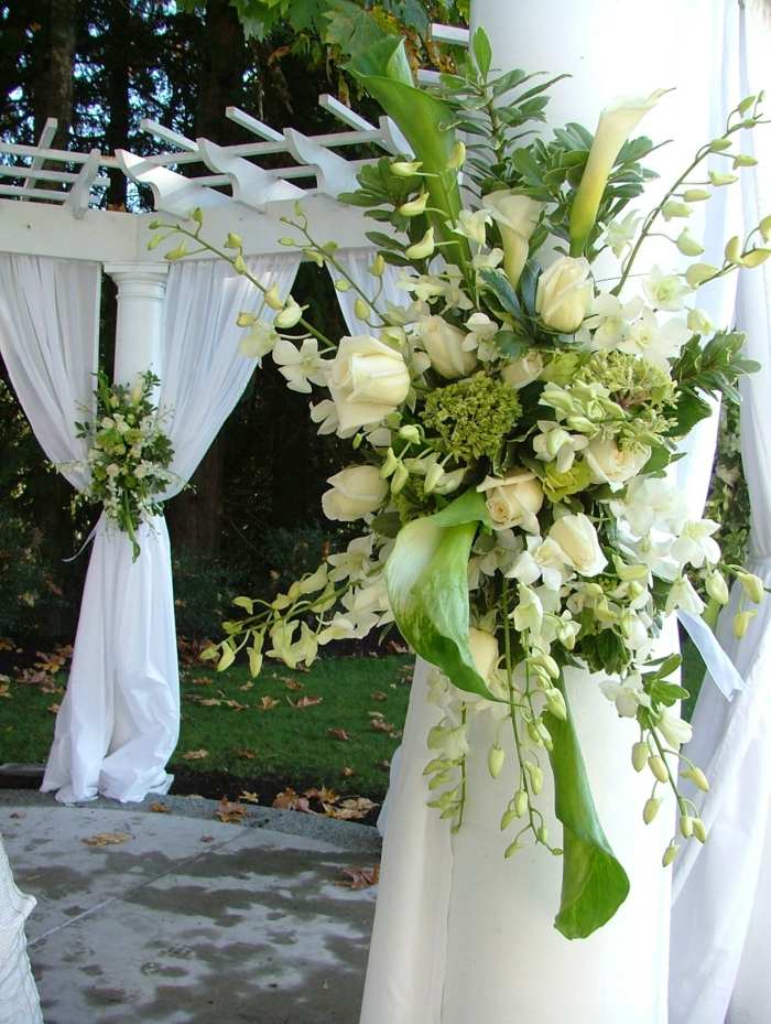 blomsterarrangemang grön vit pergola bröllopsdekoration