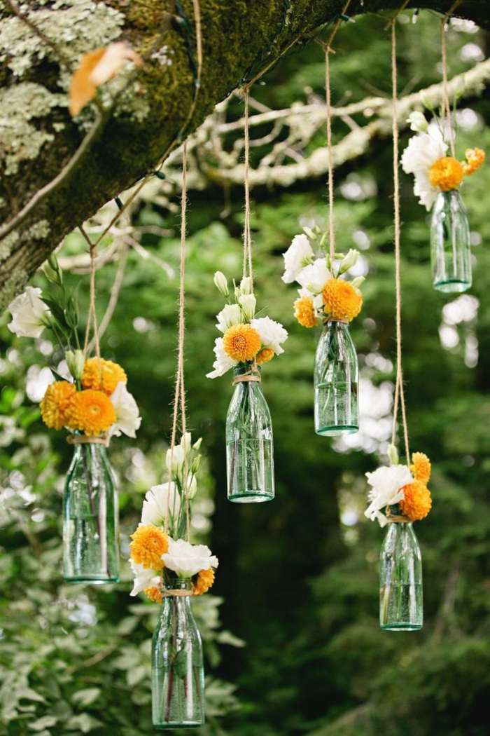 rustik blommig dekoration för bröllop vintage flaskor hängande