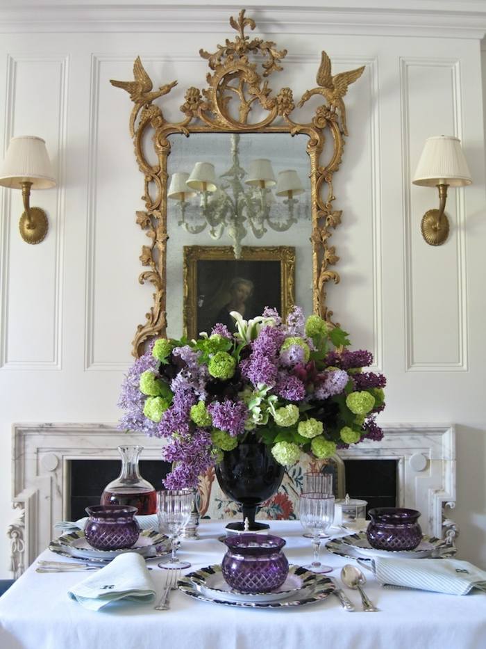 Carolyne-Roehm-snygg-inredning-med-blomma-dekorationer-på-bordet