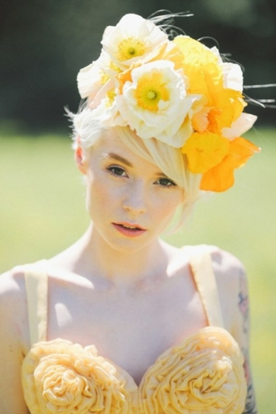 Hatt-med-gula-blommor-för-bröllopet