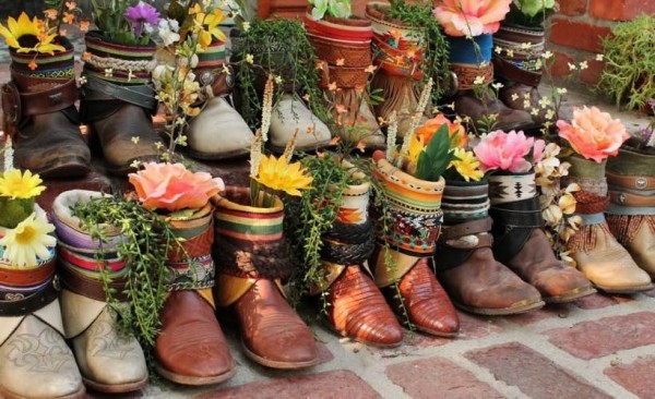 Blommor i gamla skor stövlar idéer planter