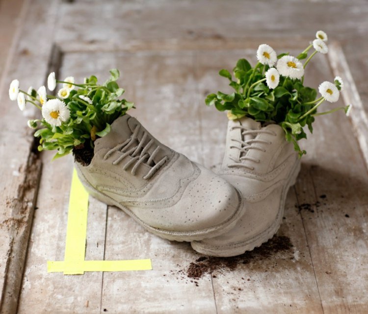 blommor i gamla skor grå-vit-blom-idéer