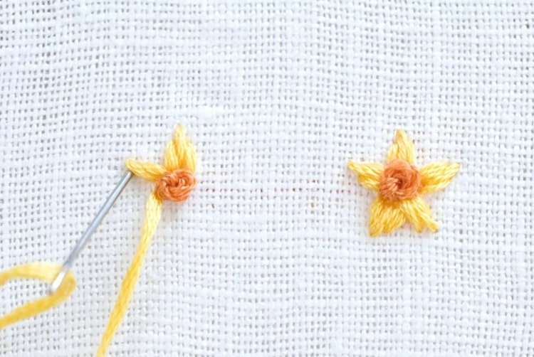 Brodera små blommor - triangulära blommor för påskklockor i gul färg