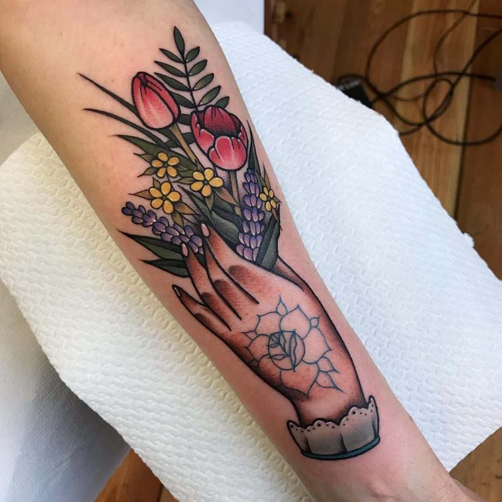 Tulpan blommor tatuering underarm tatuering trender 2019 kvinnor
