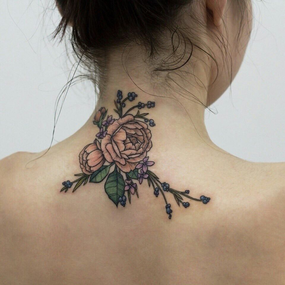 Rose blommor tatuering på baksidan tatuering design små kvinnor