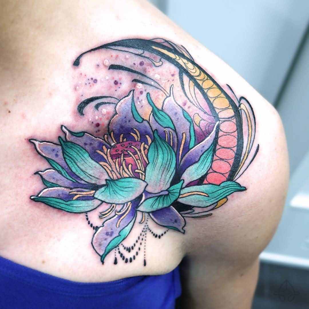 Blommor tatuering lotus tatuering design kvinnor axel