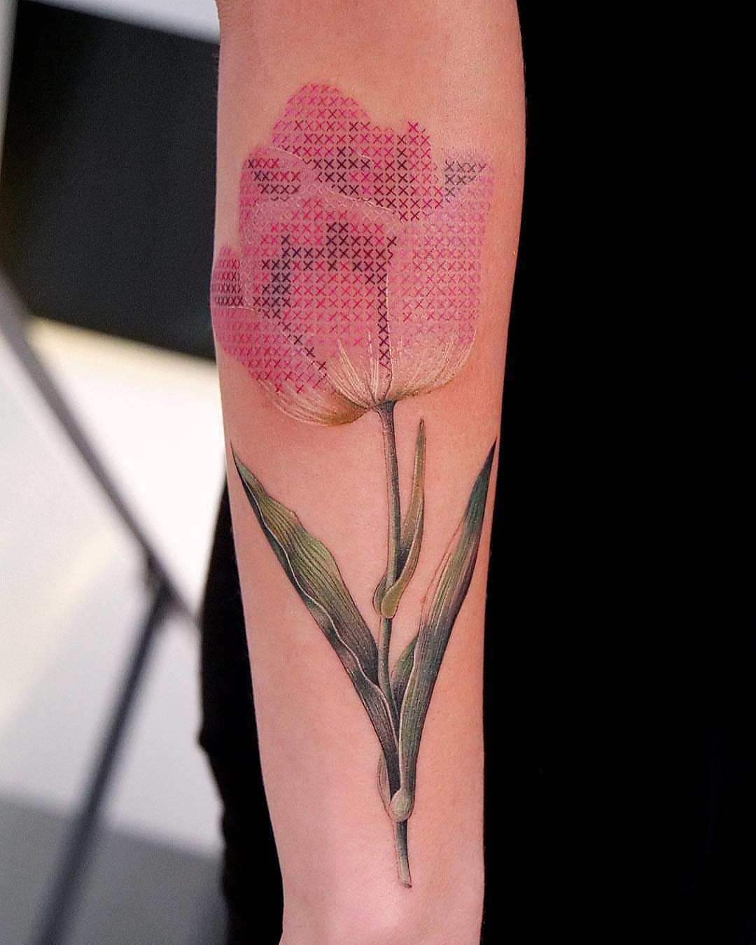 Tulpaner blommor tatuering underarm korsstygn tatuering trend