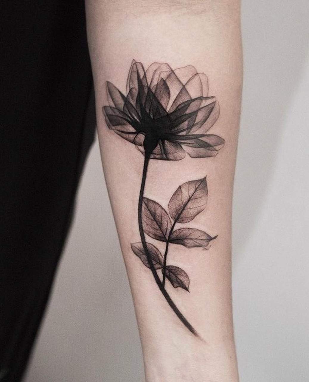 Röntgen tatuering blommotiv tulpaner tatuering underarm tatuering trender