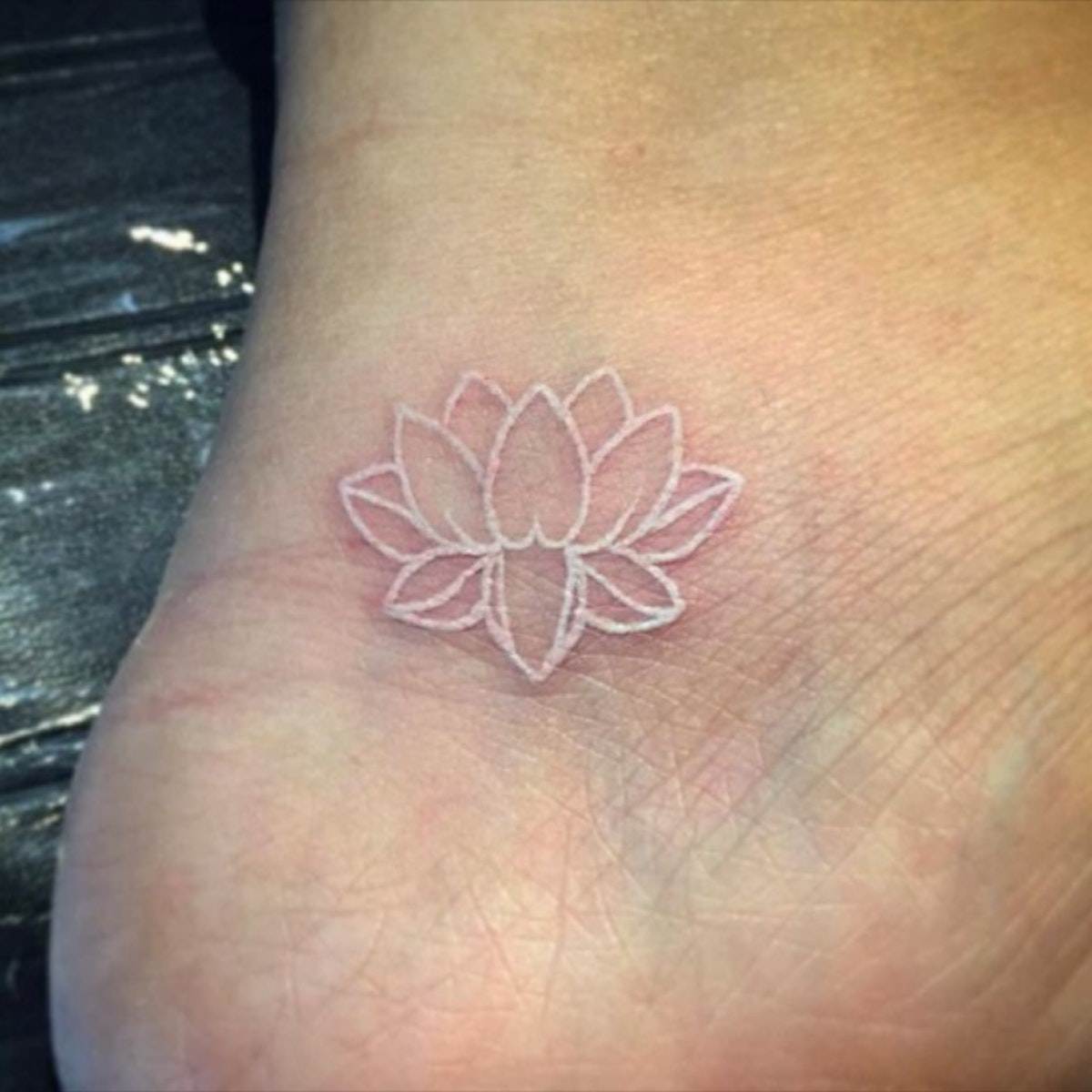 vit blomma tatuering lotus tatuering motor fot tatuering liten
