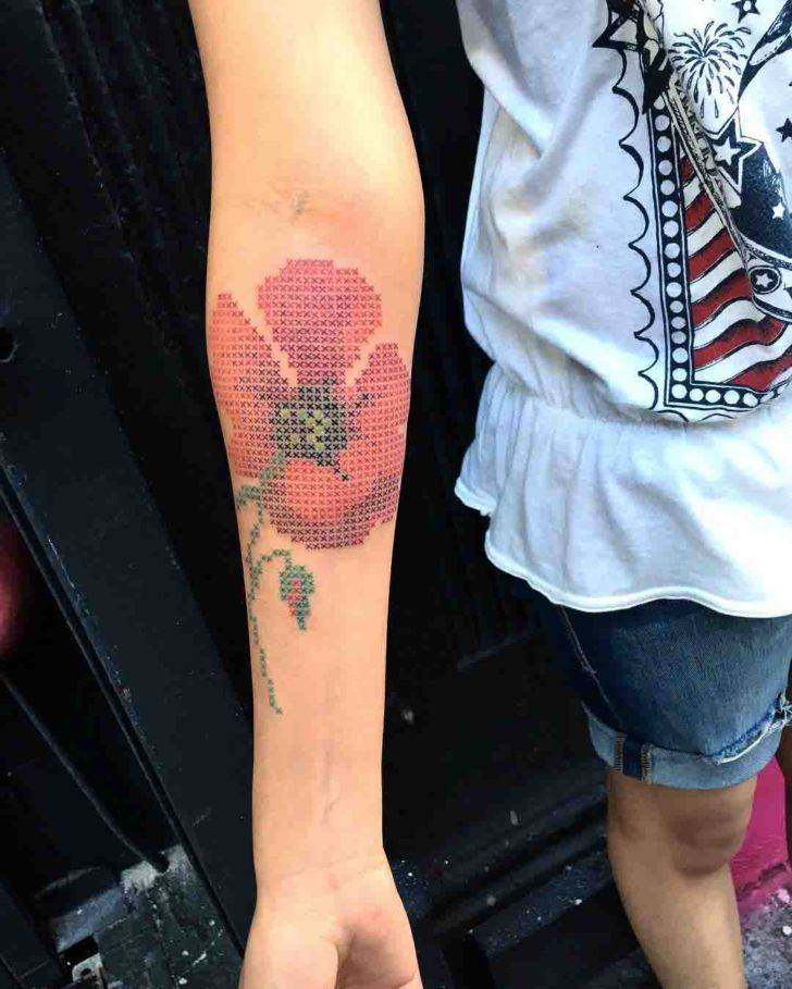 Korsstygn blomma tatuering underarm tatuering motiv kvinnor