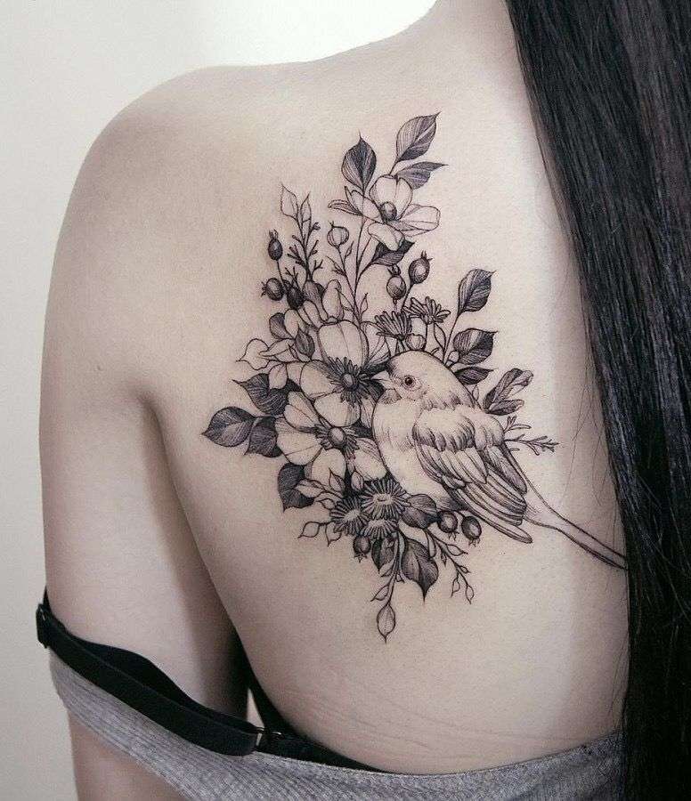 Blomma tatuering på baksidan fågel tatuering motiv svart och vitt