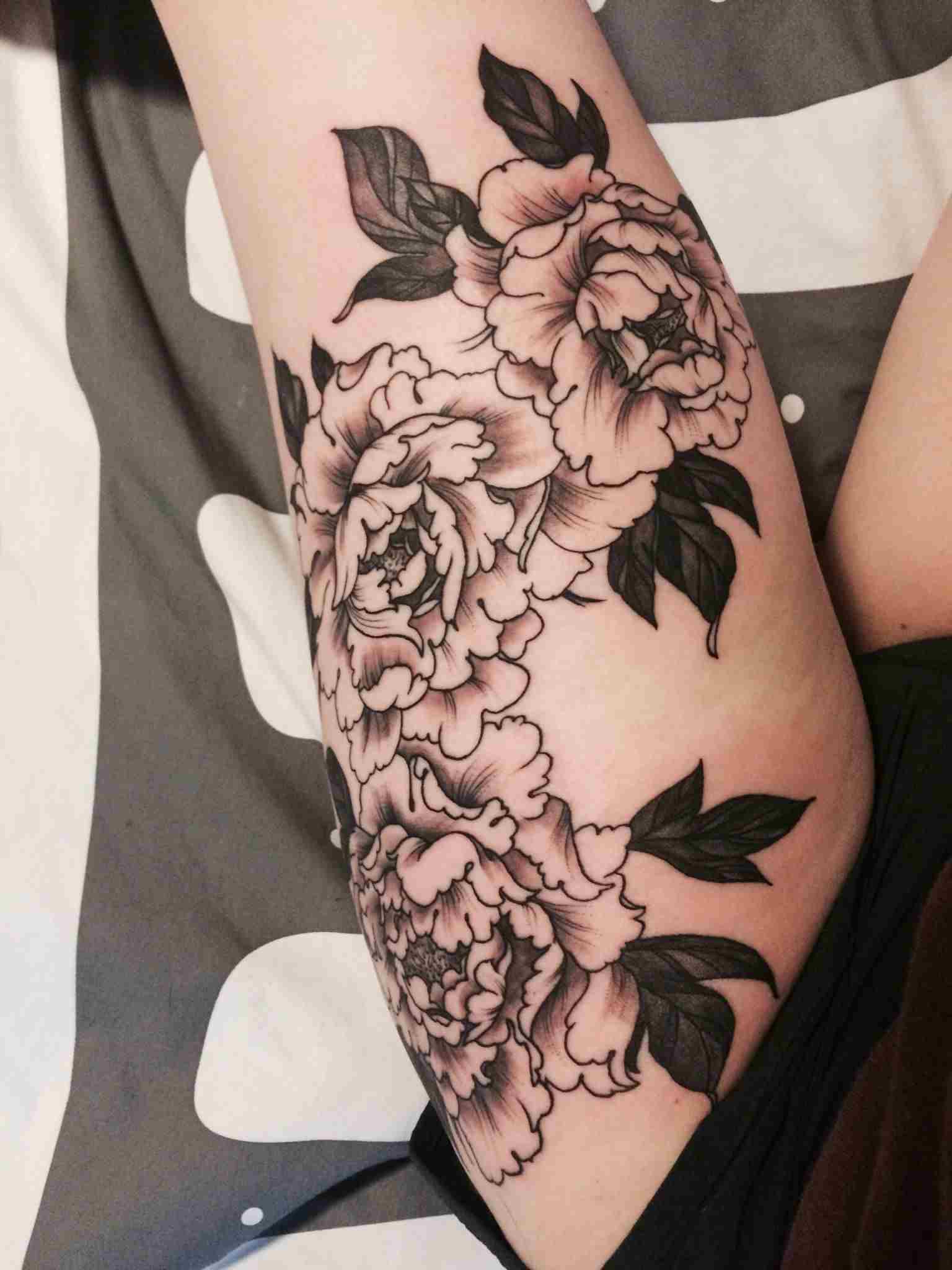 Blommor tatuering lår svartvitt tatuering motiv kvinnor