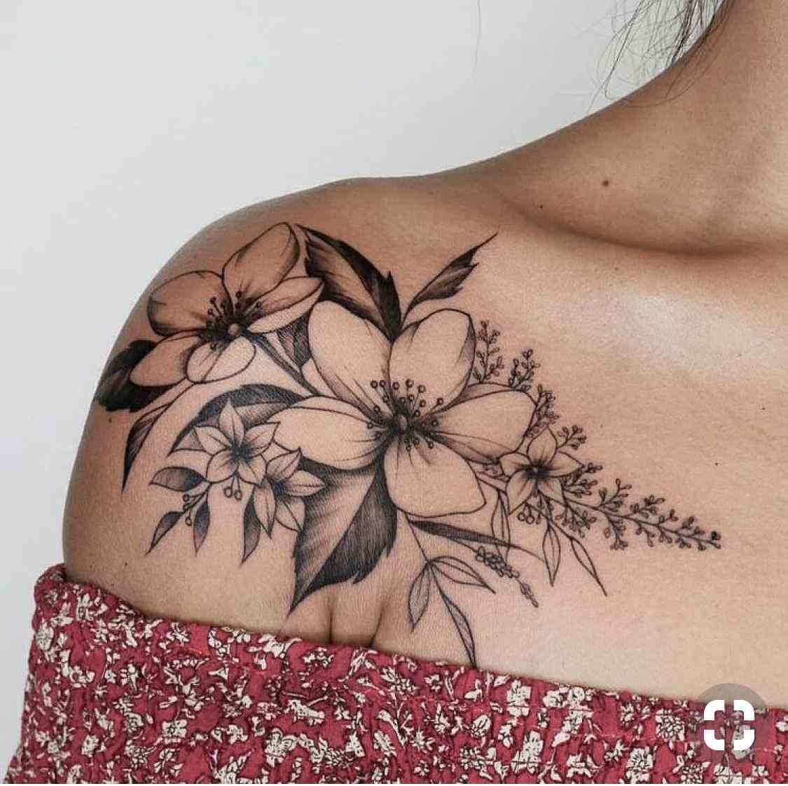 Blomma tatuering axel liten tatuering motiv kvinnor tatuering trender