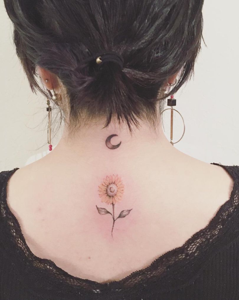 Blomma tatuering solros liten tatuering motiv tillbaka