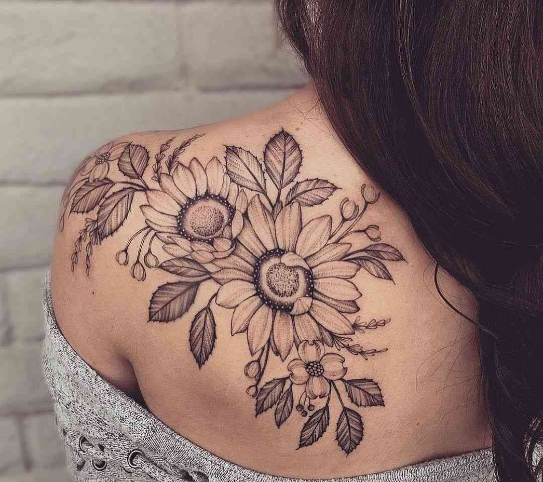 Blommor tatuering solros tatuering axel svart och vitt