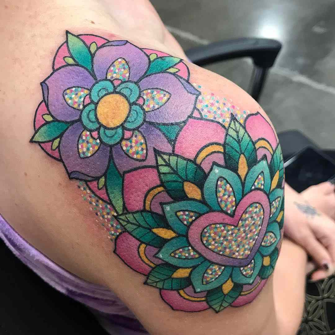 geometriska blommor tatuering på axeltatueringstrender 2019