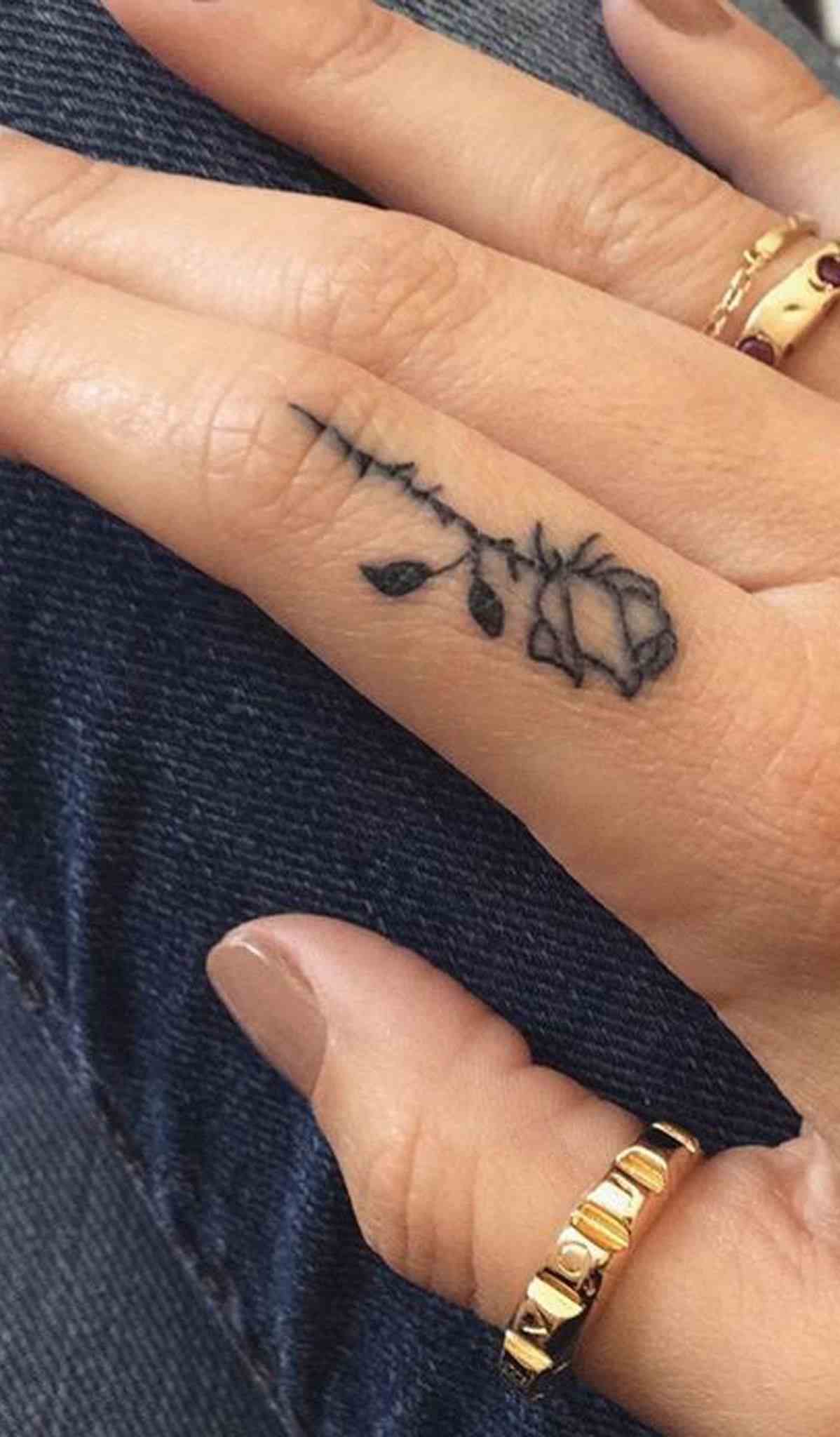 Fingerblommor tatuering ros tatuering trend liten