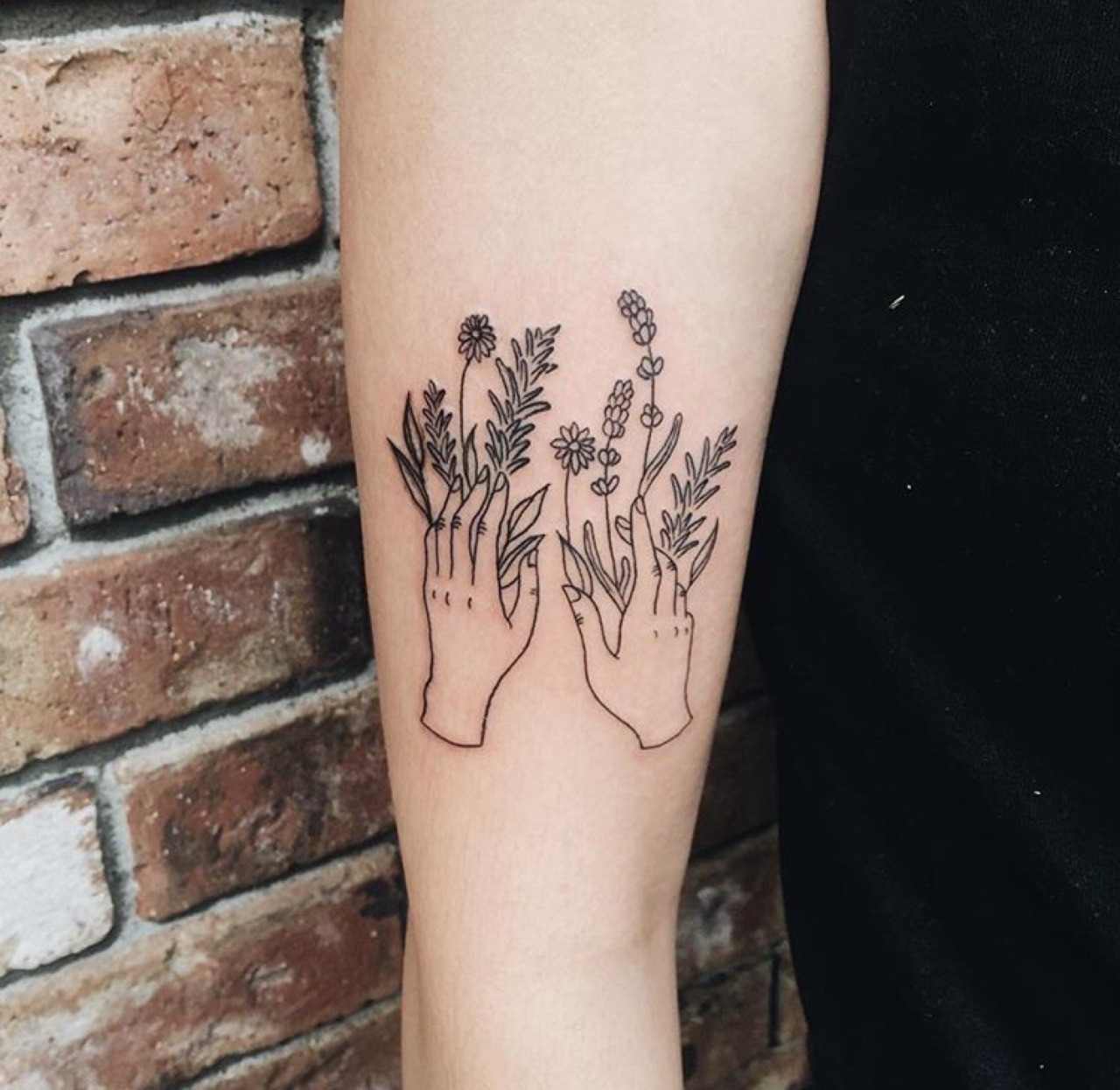 Blomma tatuering underarm liten minimalistisk tatuering trend 2019