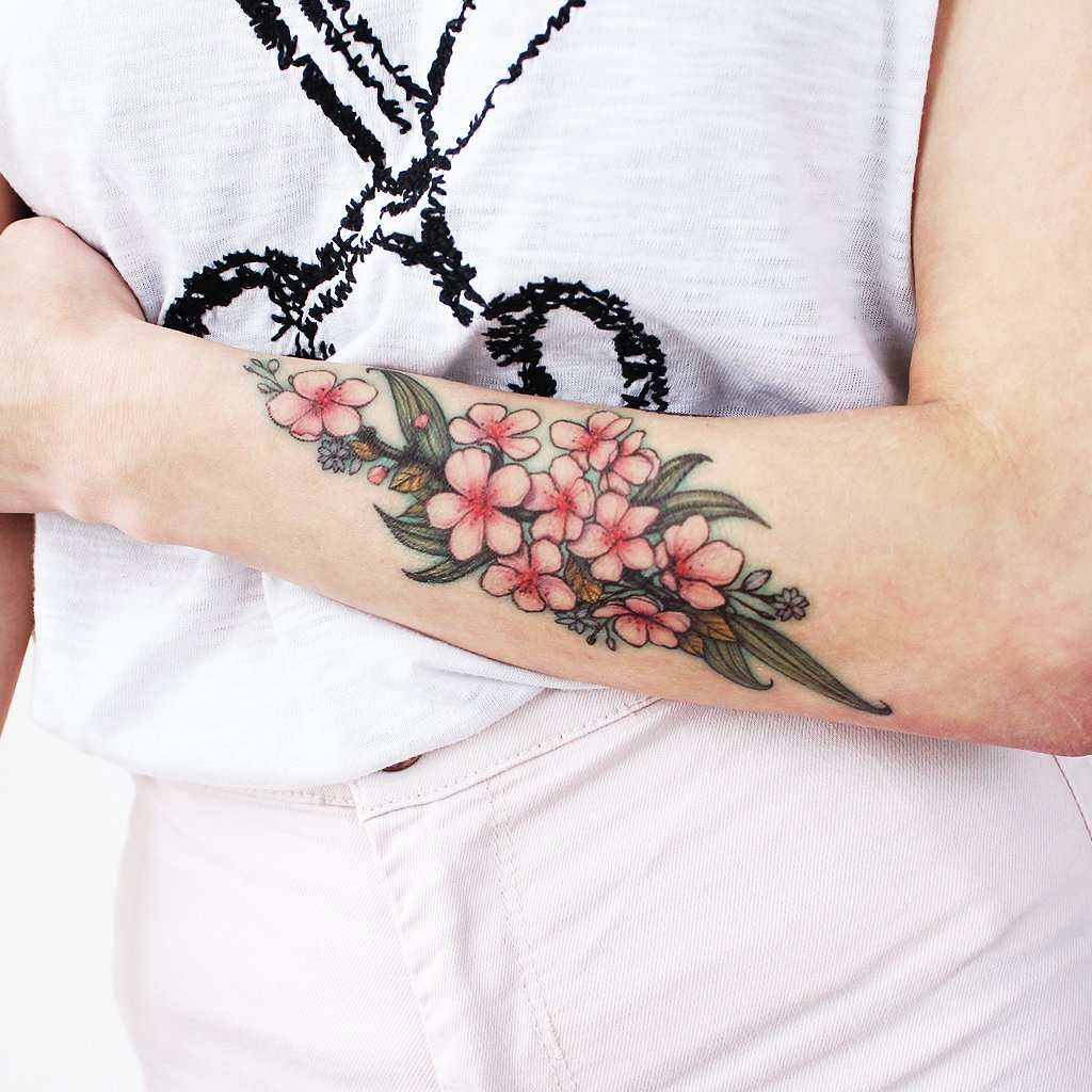 Cherry blossom blommor tatuering små underarm tatuering trender