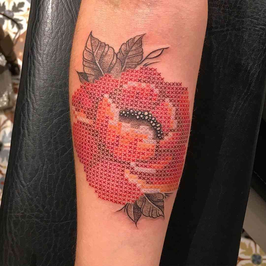 Blomma tatuering underarm korsstygn tatuering trend 2019