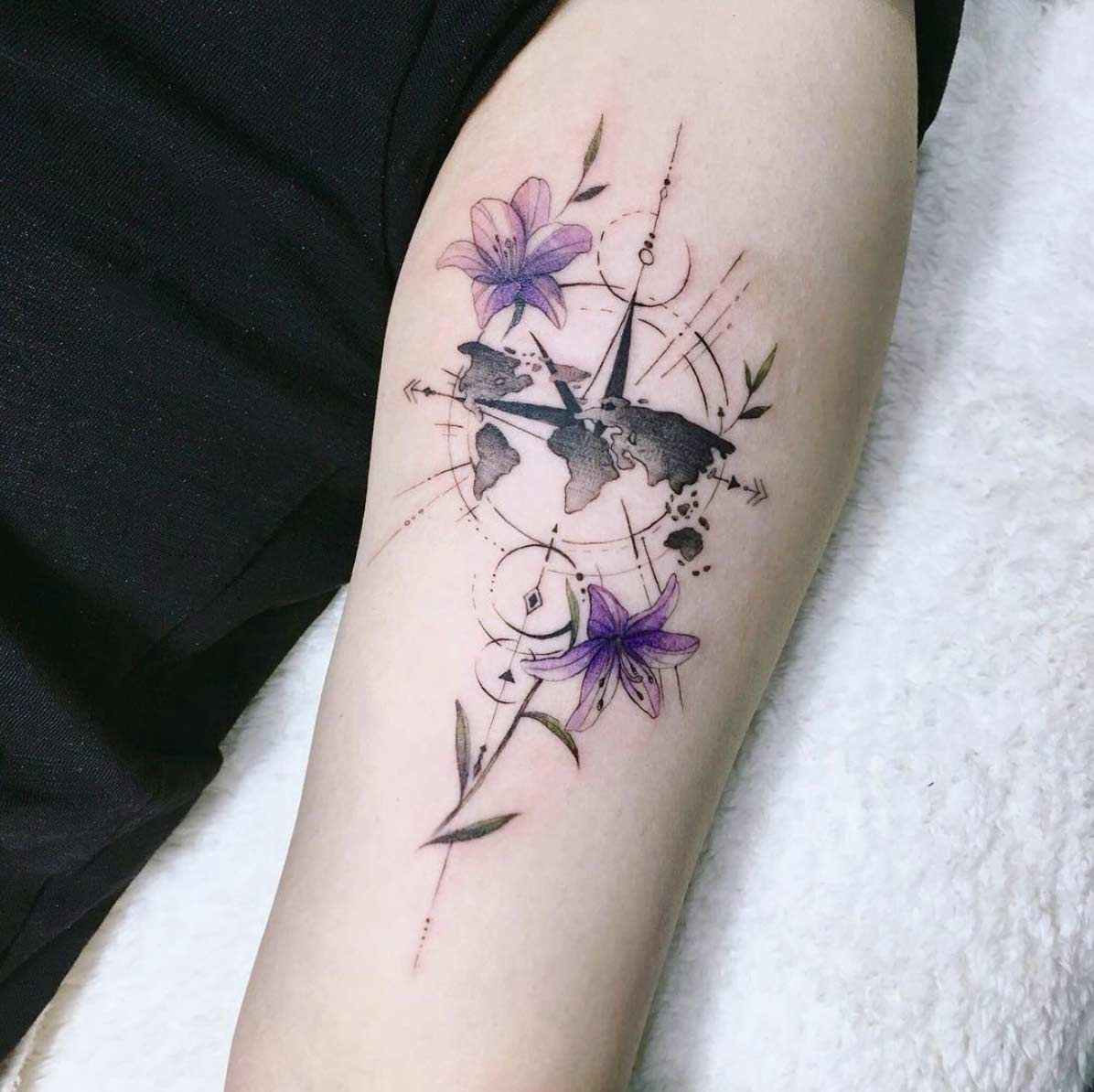 Lilja blommor tatuering kompass tatuering design underarm kvinnor