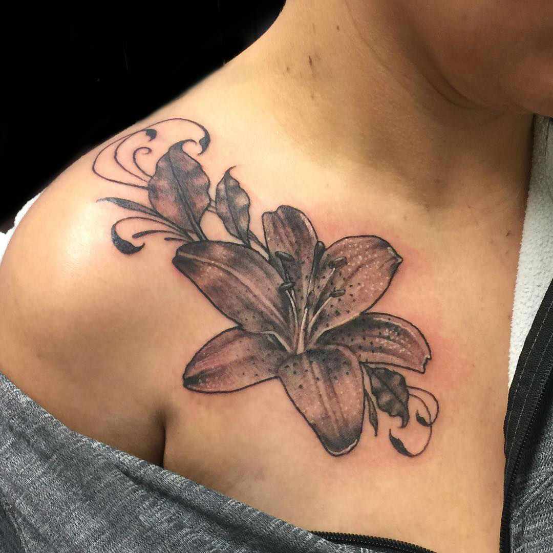 Lilja blommor tatuering svart och vitt tatuering motiv axel kvinnor