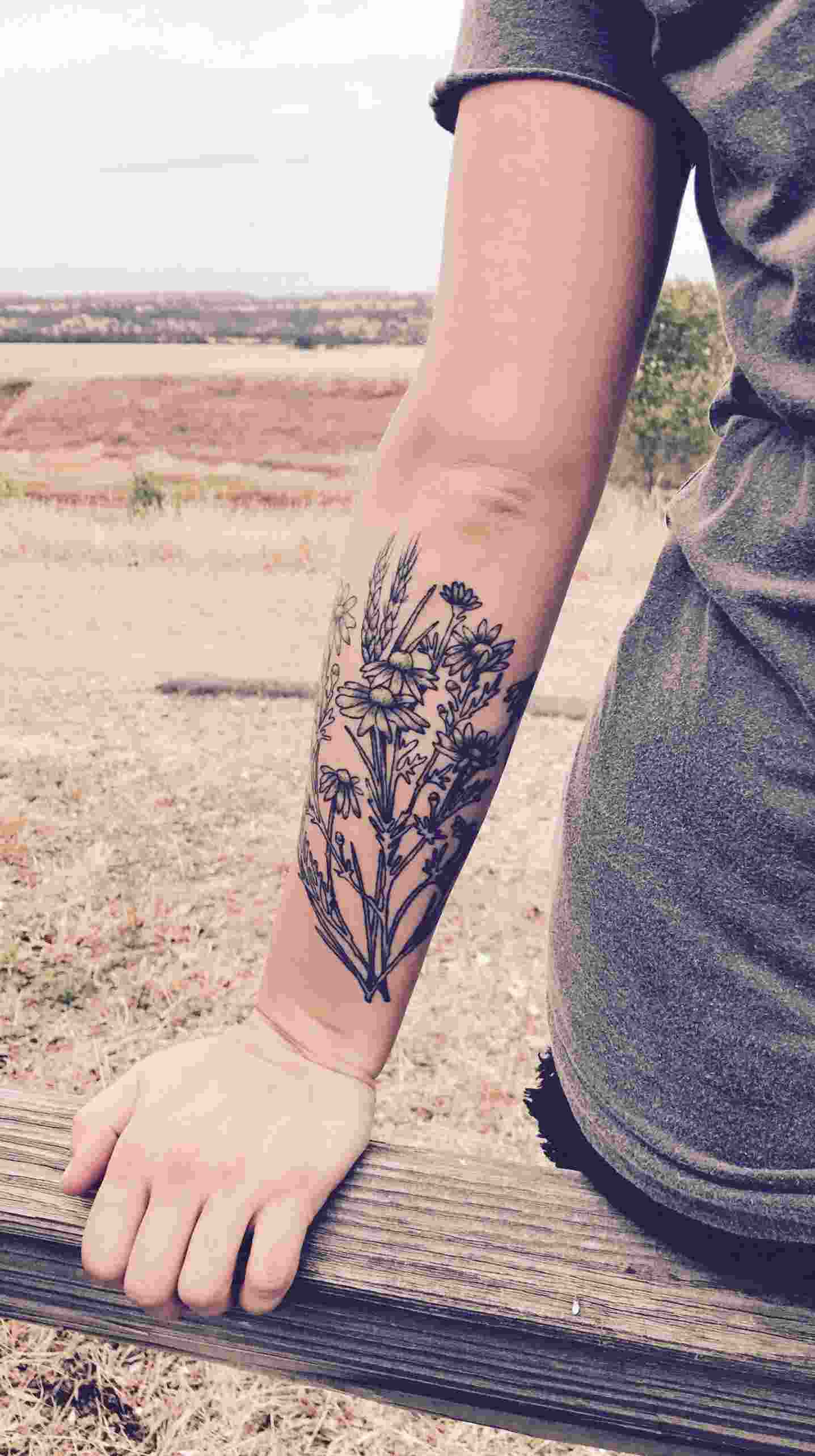Tusenskönor blomma tatuering minimalistisk tatuering trend
