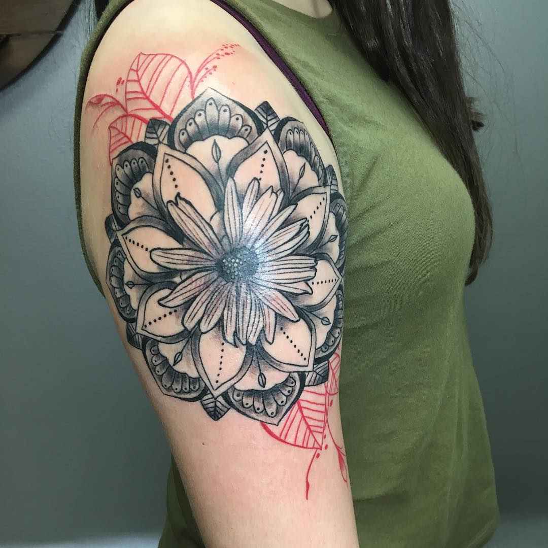 Marguerite blomma tatuering axel mandala tatuering design svart röd