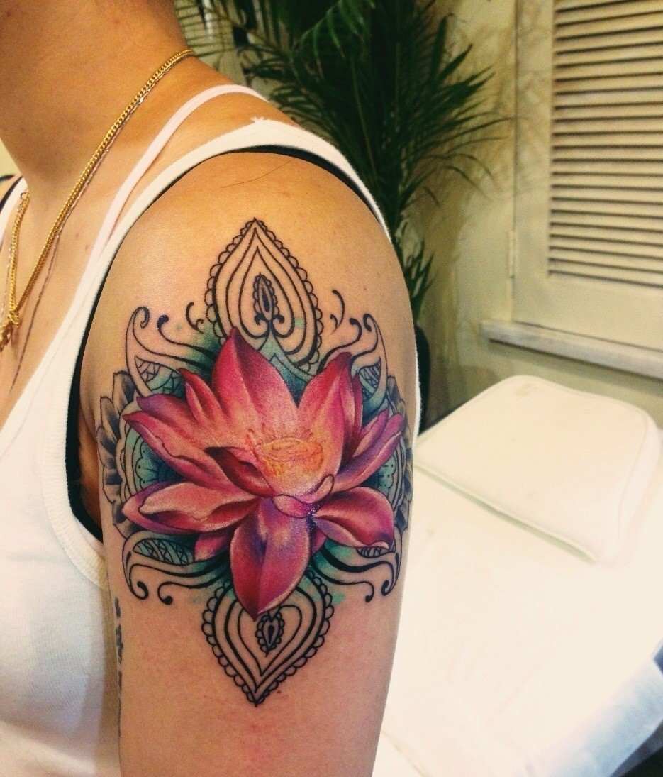 Lotusblomma tatuering mandala tattoomotive överarm kvinnor
