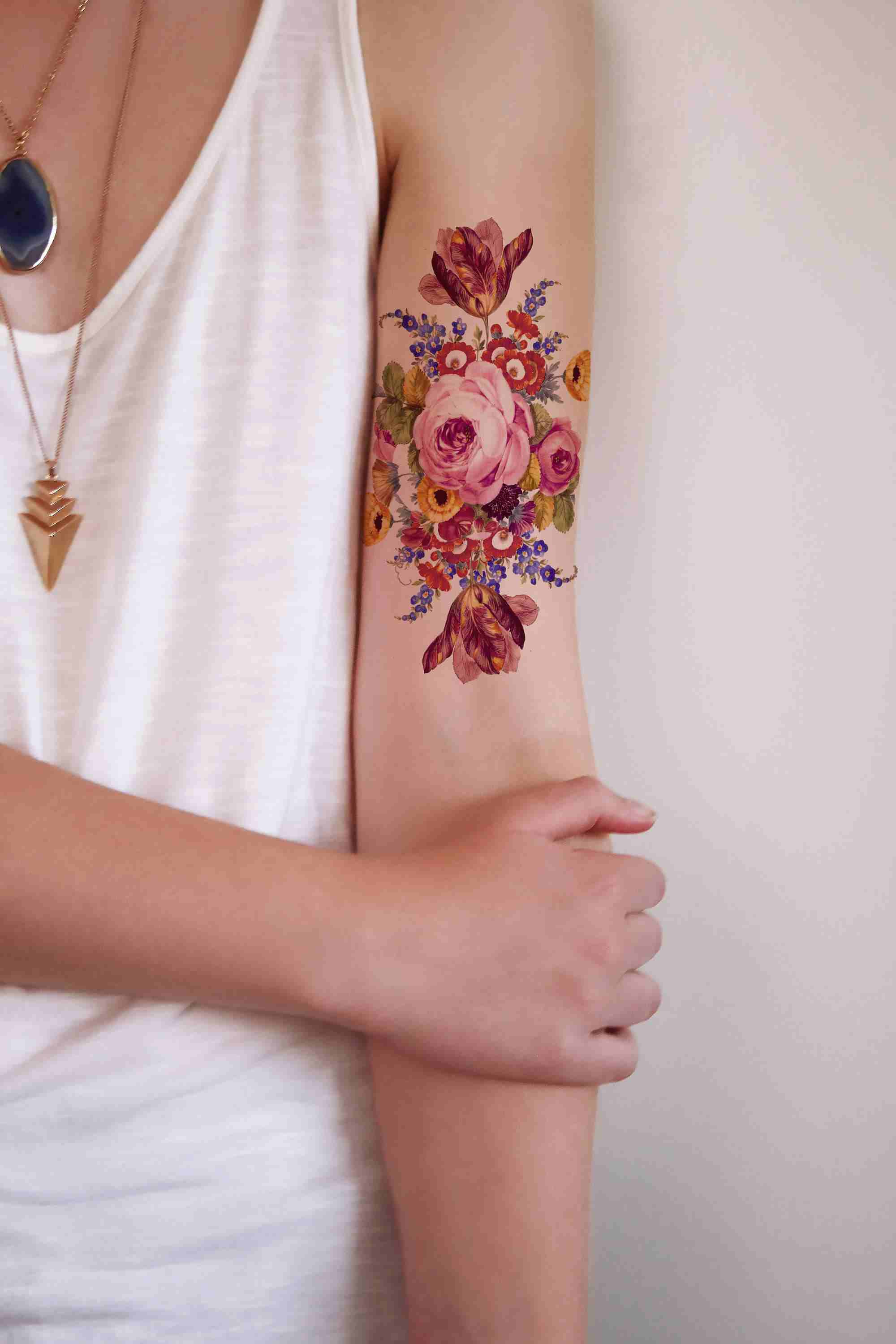 Vintage blomma tatuering överarm tatuering trender 2019