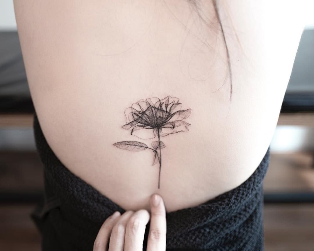 Röntgentatuering på baksidan idéer blommotiv tatueringsidéer kvinna liten