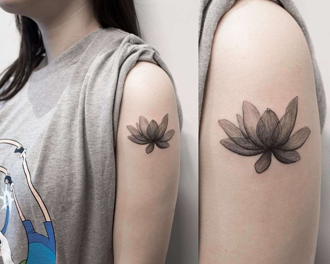 Röntgen tatuering lotusblomma tatuering motiv idéer axeltatuering trender 2019