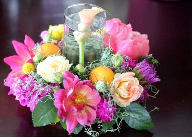 vårblommor rosa bröllop dekoration svarta tavlan orange idéer