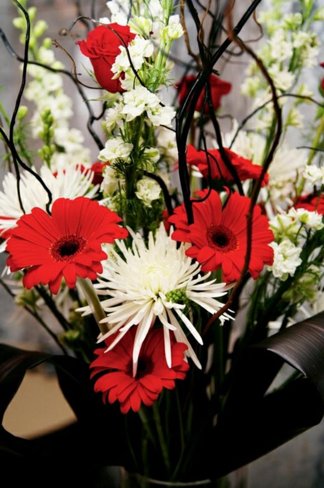 vårdekorationsbord blommor röda grenar vita
