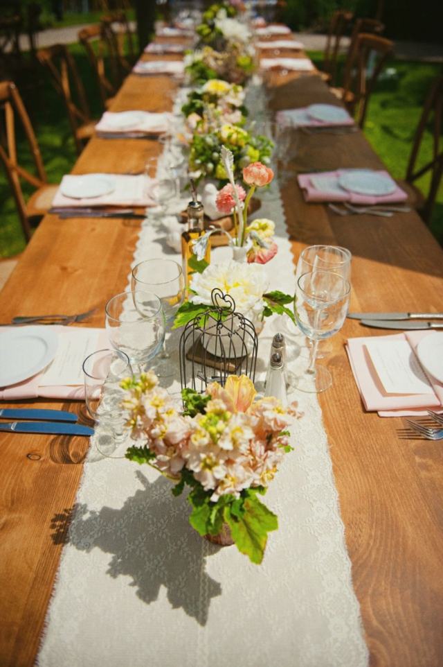 blommor bord dekoration bröllop våren långa bord